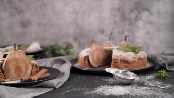 Deliciosa Rebanada Pastel Con Pera Jengibre Canela Plato Mostrador Cocina — Vídeo de stock