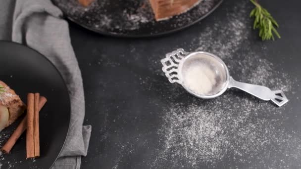 Deliciosa Rebanada Pastel Con Pera Jengibre Canela Plato Mostrador Cocina — Vídeo de stock