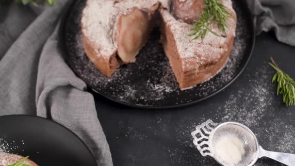 Deliziosa Fetta Torta Con Pera Zenzero Cannella Piatto Bancone Scuro — Video Stock