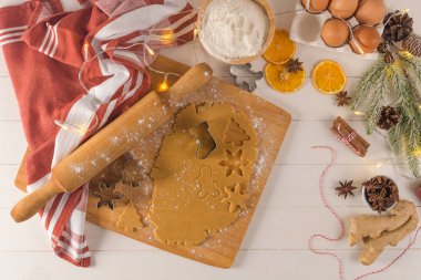 Noel kurabiyeleri için çiğ hamur