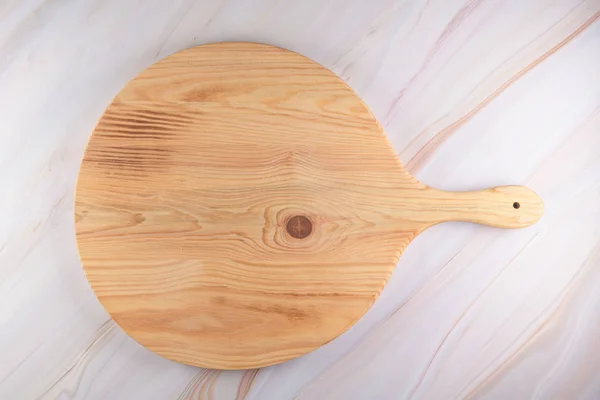 Tabla de cortar de madera sobre un fondo de mármol gris —  Fotos de Stock