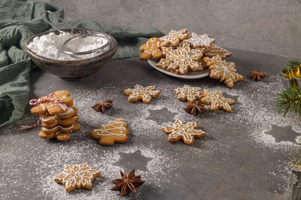 Galletas Navidad Encimera Cocina Con Decoraciones Festivas —  Fotos de Stock