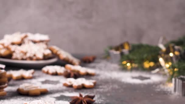 Galletas Navidad Encimera Cocina Con Decoraciones Festivas — Vídeos de Stock