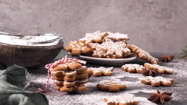 Χριστουγεννιάτικα Μπισκότα Στον Πάγκο Της Κουζίνας Γιορτινή Διακόσμηση — Αρχείο Βίντεο