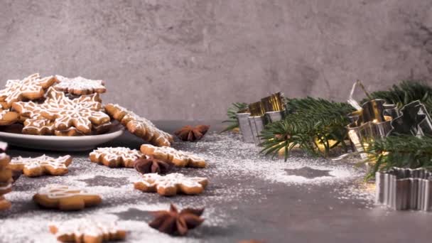 Weihnachtsplätzchen Auf Küchentisch Mit Festlicher Dekoration — Stockvideo