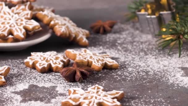 Galletas Navidad Encimera Cocina Con Decoraciones Festivas — Vídeo de stock