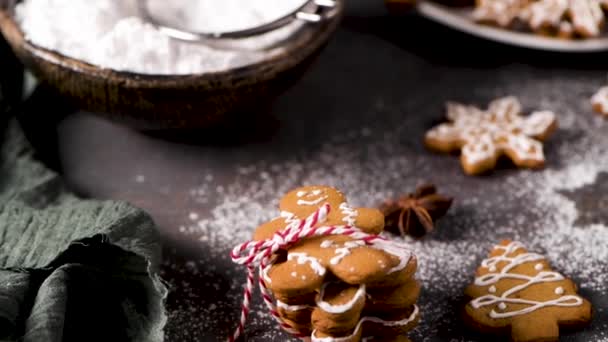 Рождественское Печенье Кухонном Столе Праздничными Украшениями — стоковое видео