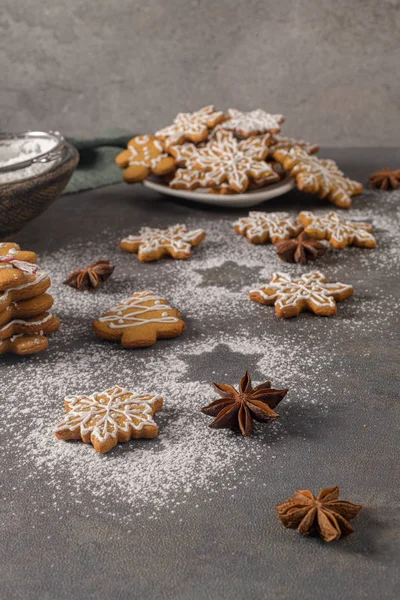 Різдвяне печиво на кухонній стільниці — стокове фото
