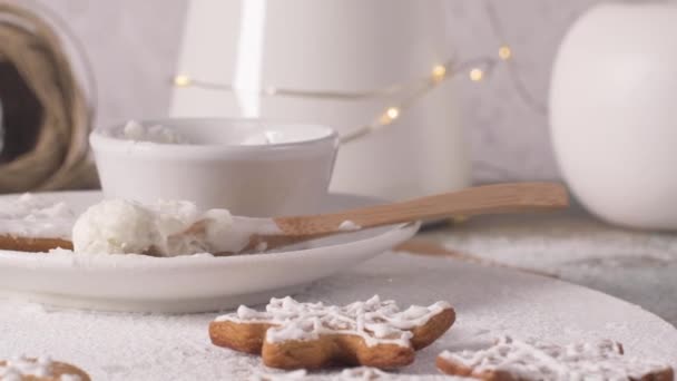 Mutfak Tezgahında Noel Kurabiyeleri Şenlikli Süslemeler — Stok video