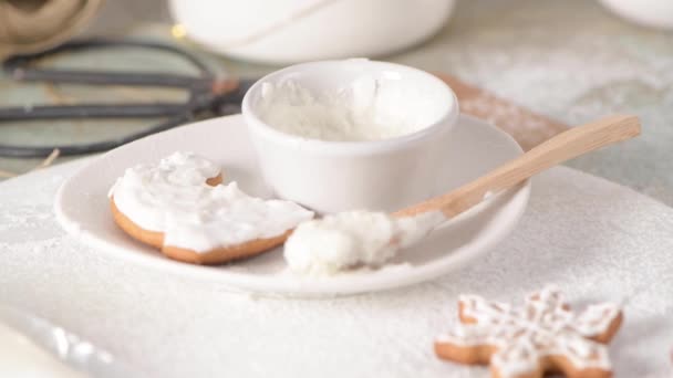 Galletas Navidad Encimera Cocina Con Decoraciones Festivas — Vídeos de Stock