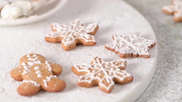 Galletas Navidad Encimera Cocina Con Decoraciones Festivas — Vídeos de Stock