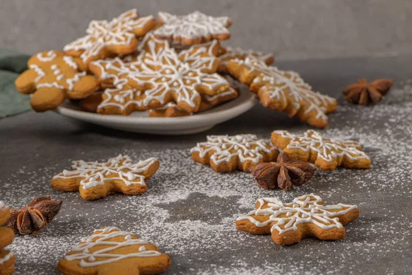 Biscoitos de Natal na bancada da cozinha — Fotografia de Stock