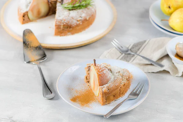 Délicieuse tranche de gâteau avec poire et cannelle — Photo