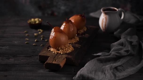 Gepocheerde Peren Heerlijke Zelfgemaakte Recept Donker Rustieke Houten Tafel — Stockvideo