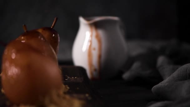 Pêras Escalfadas Deliciosa Receita Caseira Sobre Mesa Madeira Rústica Escura — Vídeo de Stock