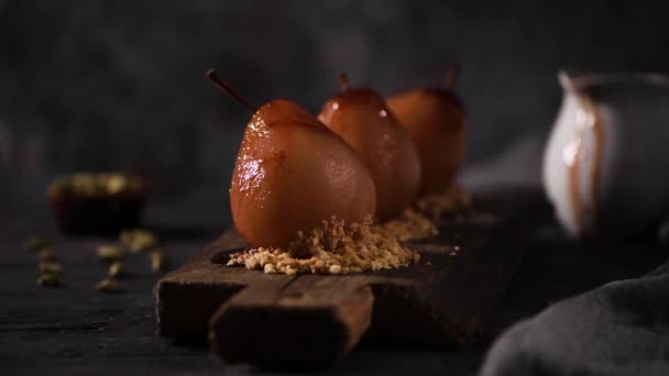 Gepocheerde Peren Heerlijke Zelfgemaakte Recept Donker Rustieke Houten Tafel — Stockvideo