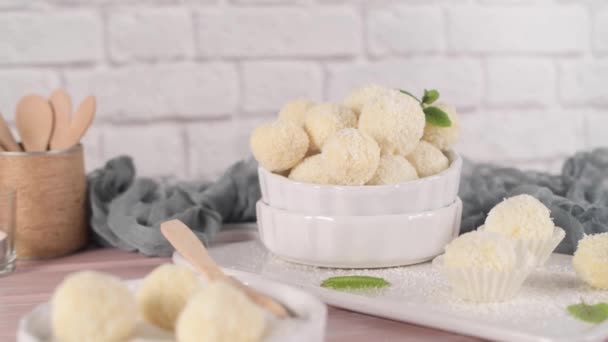 Hausgemachte Bonbons Mit Kokos Gebrannten Mandeln Auf Einem Rosa Holztisch — Stockvideo