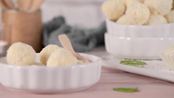 Doces Caseiros Com Amêndoas Assadas Coco Uma Mesa Madeira Rosa — Vídeo de Stock