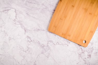 Gri mermer zemin ahşap kesme tahtası