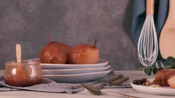 ポーチド洋ナシおいしい自家製レシピ上のキッチンカウンター — ストック動画