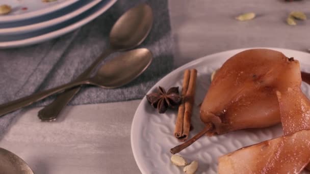 Poached Αχλάδια Νόστιμα Σπιτική Συνταγή Πάνω Από Πάγκο Κουζίνας — Αρχείο Βίντεο