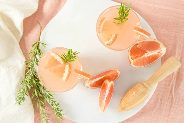 Grapefruktjuice med rosmarin – stockfoto