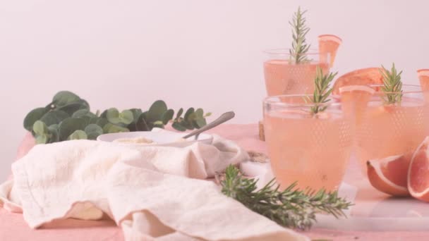 Grapefruitsap Met Rozemarijn Glazen Tafel Verfrissende Zomercocktail — Stockvideo