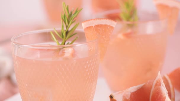 Grapefruitsap Met Rozemarijn Glazen Tafel Verfrissende Zomercocktail — Stockvideo