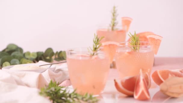 Grapefruitsaft Mit Rosmarin Gläsern Auf Dem Tisch Erfrischender Sommercocktail — Stockvideo