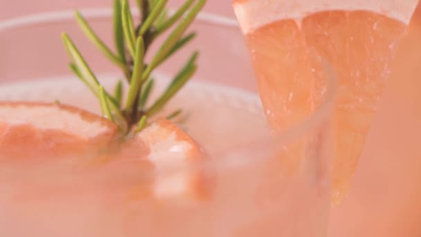 Grapefruitsap Met Rozemarijn Glazen Tafel Verfrissende Zomercocktail — Stockvideo