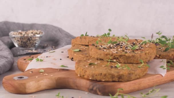 Burger Vegetarian Crud Linte Roșii Uscate Cimbru Placa Tăiere Lemnului — Videoclip de stoc