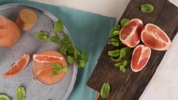 Zumo Pomelo Con Romero Vasos Sobre Mesa Refrescante Cóctel Verano — Vídeo de stock