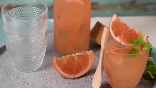 Grapefruitsap Met Rozemarijn Glazen Tafel Verfrissende Zomercocktail — Stockvideo