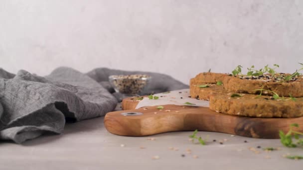 Rauwe Veggie Burger Met Linzen Droge Tomaat Tijm Hout Snijplank — Stockvideo