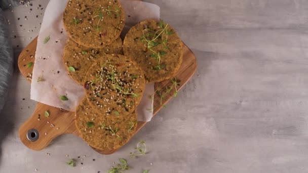 Syrový Vegetariánský Burger Čočkou Sušeným Rajčetem Tymiánem Dřevěné Řezací Desce — Stock video