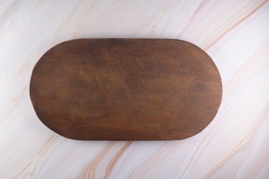 Gri mermer zemin ahşap kesme tahtası