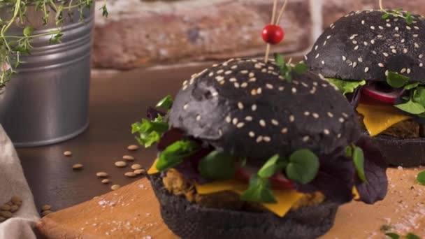 Chutný Grilovaný Vegetariánský Burger Čočkou Sušeným Rajčetem Tymiánem Černým Chlebem — Stock video