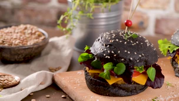 Chutný Grilovaný Vegetariánský Burger Čočkou Sušeným Rajčetem Tymiánem Černým Chlebem — Stock video