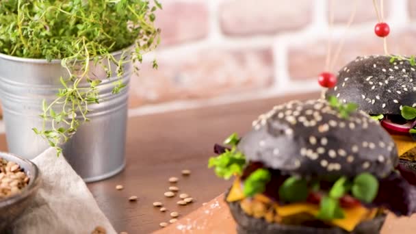 Lekker Gegrilde Veggie Burger Met Linzen Droge Tomaat Tijm Met — Stockvideo