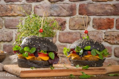 Lezzetli ızgara sebzeli burger.