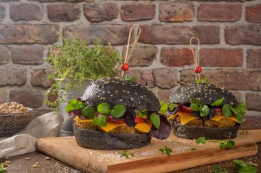 Lezzetli ızgara sebzeli burger.