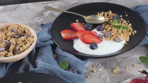 Maturare Mirtilli Fragole Con Yogurt Muesli Piatto Fondo Grigio Chiaro — Video Stock