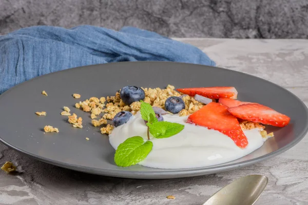 Reife Blaubeeren und Erdbeeren mit Joghurt und Müsli — Stockfoto