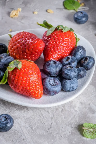 Strawberries and blackberries — Stock Photo, Image