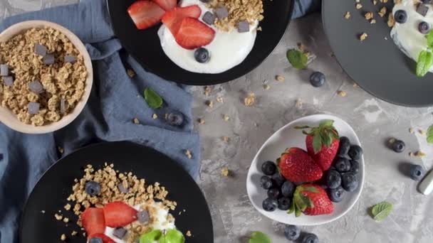 Maturare Mirtilli Fragole Con Yogurt Muesli Piatto Fondo Grigio Chiaro — Video Stock