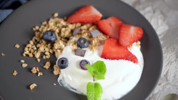 Maturare Mirtilli Fragole Con Yogurt Muesli Piatto Fondo Grigio Chiaro — Video Stock