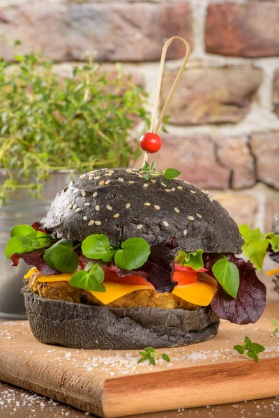 Délicieux hamburgers végétariens grillés — Photo