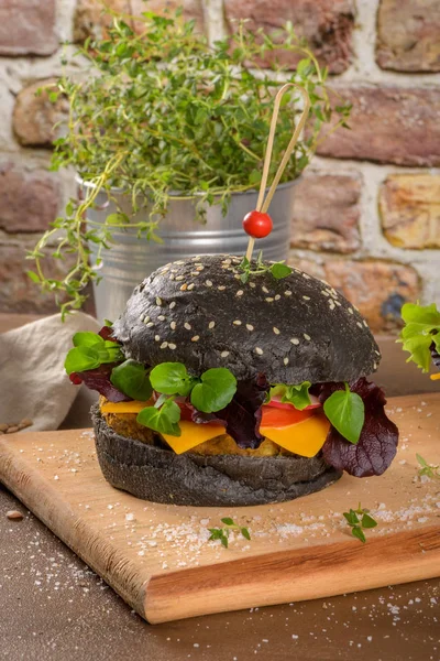 Smaczne grillowane wegetariańskie burgery — Zdjęcie stockowe