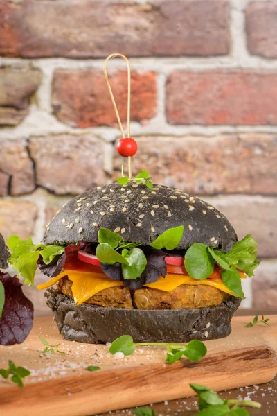 Smaczne grillowane wegetariańskie burgery — Zdjęcie stockowe