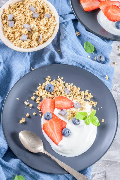 Ripe blueberries and strawberries with yogurt and granola — Stock Photo, Image
